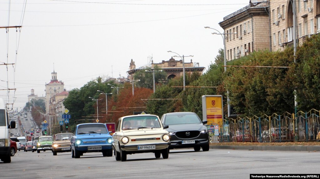 По дорозі власники ретро автомобілів робили зупинки, аби городяни могли роздивитися раритетні «запорожці» та сфотографуватися з ними