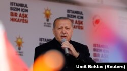 Перед виборами президент Туреччини Реджеп Тайїп Ердоган провів масштабний тур країною, хоча сам не є кандидатом