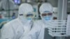 دو پزشک در بیمارستانی در ووهان چین در اوج همه‌گیری کرونا در فوریه ۲۰۲۰