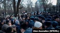 Протест перед зданием ГКНБ Кыргызстана с требованием освободить Омурбека Текебаева. Бишкек, 26 февраля 2017 года.