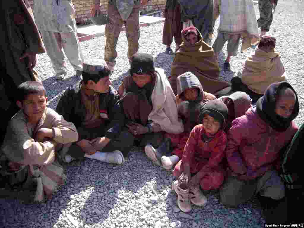 افغانستان: کندهار، د افغان ماشومانو یوه ډلګۍ د شیریخ کارخانې مخې ته ناشته ده.
