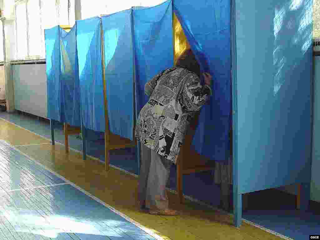 Ukraine -- A woman looks into a voting booth at a polling station in Kyiv, 30Sep2007 - 30 вересня 2007, Київ, виборчі кабінки на столичній дільниці готові до дострокових виборів