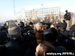 Активисты оппозиции собрались на площади Республики. Алматы, 16 декабря 2012 года.