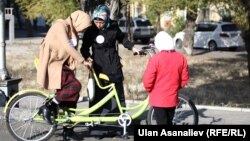 Девушки в хиджабе на улицах Бишкека.
