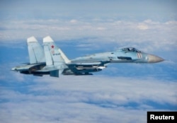 Расейскі шматмэтавы зьнішчальнік Су-27 над водамі Балтыкі паблізу швэдзкіх берагоў. Чэрвень 2014 году