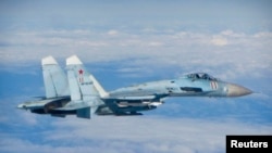 Un avion de luptă Suhoi Su-27 în zbor în spațiul aerian al statelor baltice