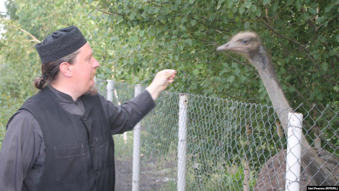 Отец Фусик и страус