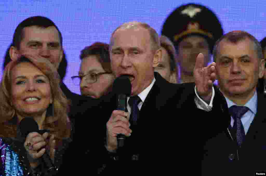 Президент России Владимир Путин в Москве обращается к народу во время праздничного концерта, посвященного первой годовщине аннексии Крыма Россией, 18 марта 2015 года
