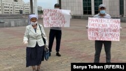Онайгуль Досмагамбетова — мать Максата Досмагамбетова, активиста забастовки нефтяников 2011 года, — во время акции у стен парламента, в нескольких сотнях метров от Акорды. 25 июня 2020 года.