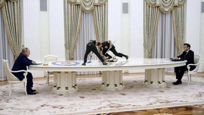 Кремл сүйлөшүүдө Макрон менен Путин эмнеге алыс отурганын түшүндүрдү