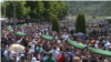 Премьера Сербии забросали камнями на траурной церемонии в Сребренице