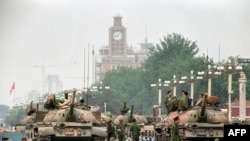 Tanke dhe ushtarër ruajnë avenynë Çangan, që çon në sheshin Tiananmen, dy ditë pas aksionit të tyre ndaj protestuesve pro-demokarcisë, Pekin 1989 