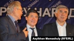 Серикболсын Абдильдин (слева) - бывший лидер Коммунистической партии Казахстана, Оразалы Сабден (в центре), президент Союза ученых Казахстана, и Жармахан Туякбай, лидер Общенациональной социал-демократической партии, на Общенациональном гражданском собрании. Алматы, 31 мая 2014 года.
