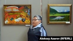 Карипбек Куюков на персональной выставке своих картин. Алматы, 18 октября 2019 года.