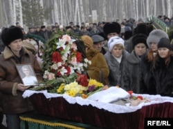 Relatives mourn the submariners who died on the K-152 Nerpa in 2008.