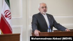 آقای ظریف می‌گوید که توافق هسته‌ای «قراردادی میان ایران و آمریکا نیست» که دونالد ترامپ بخواهد دوباره درباره آن مذاکره کند.