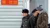 Виктор Приходько (в центре) во время инспекции в Новосибирском гарнизоне