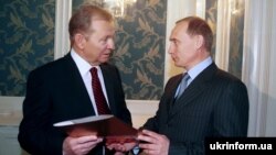 Спілкування Леоніда Кучми і Володимира Путіна під час інавгурації президента України на другий термін, 1999 рік (архівне фото)