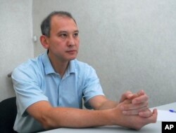 Мұхтар Жәкішевтің Қазақстан ұлттық қауіпсіздік комитетінің тергеу абақтысында қамауда отырғанда түскен суреті. Астана (қазір - Нұр-Сұлтан), 18 шілде 2009 жыл.