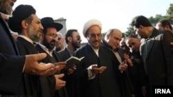 Иранские чиновники и члены еврейской общины Ирана молятся во время церемонии открытия памятника погибшим солдатам-евреям