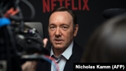 Glumac Kevin Spacey, 22. februar 2016. po dolasku na premijeru Netflixove serije "House of Cards"