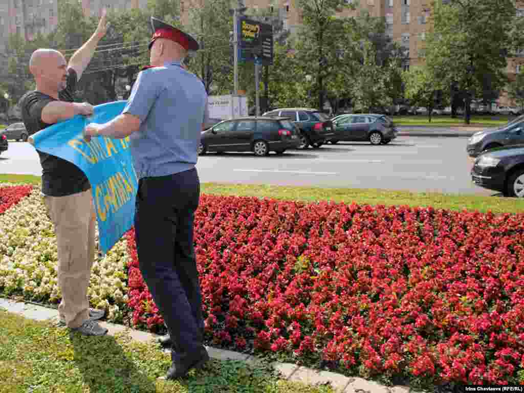 Пикет Федерации автовладельцев России (ФАР) на Кутузовском проспектк в Москве, 21 июля 2011