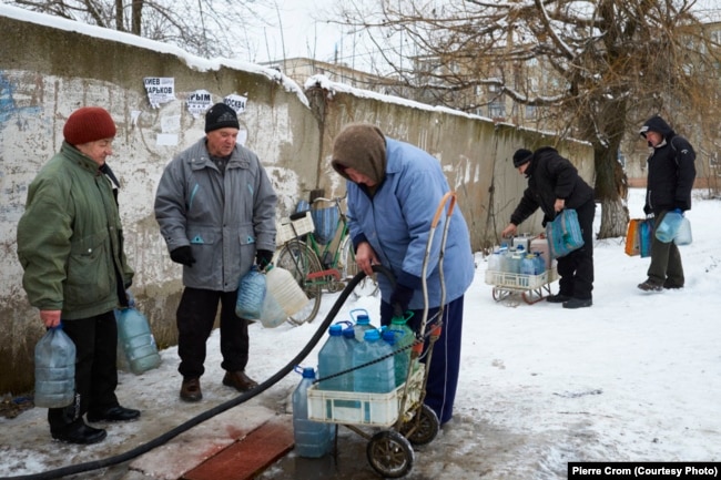 Первомайск, 30 декабря 2015. Местные жители набирают питьевую воду