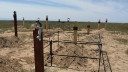 Могилы на кладбище в селе Караой, где хоронят умерших от коронавируса. Алматинская область, 29 мая 2020 года.