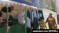 Okuw esbaplary satylýan söwda nokadyna baran ene we ogul (Arhiwden alnan illýustrasiýa suraty)