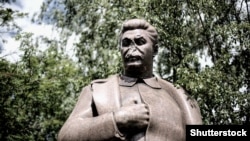 Поврежденный памятник Сталину в Москве, архивное фото