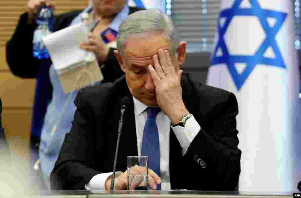 ИЗРАЕЛ - Премиерот на Израел Бенјамин Нетанјаху најави дека ќе побара од парламентот имунитет од судско гонење во три корупциски скандали. Неговата најава уследи по неколкумесечното избегнување да одговори на прашањето кои се неговите намери.