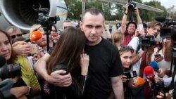 Український режисер Олег Сенцов обіймає доньку Аліну