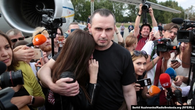Олег Сенцов с дочерью Алиной в аэропорту «Борисполь» после обмена. 7 сентября 2019 года