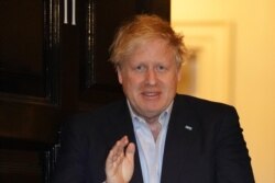 Imagine de zilele trecute cu Boris johnson, când a ieșit în fața reședinței de la Downing Street 10 pentru a aplauda, în semn de omagiu, personalul medical