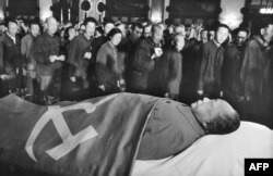 جسد مائو در معرض دید هوادارانش در ۱۲ سپتامبر ۱۹۷۶ در پکن