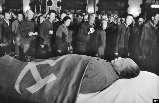 جسد مائو در معرض دید هوادارانش در ۱۲ سپتامبر ۱۹۷۶ در پکن