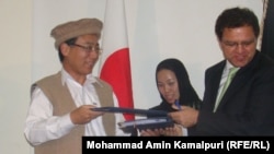 داکتر عمر زاخیلوال وزیر مالیه افغانستان و شیگوگی هیروکی سفیر جاپان در کابل