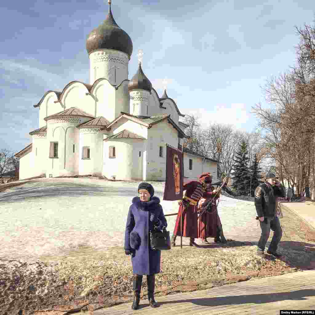 Crunchy snow, and youngsters in costume, ready to celebrate Russia&#39;s 2014 annexation of Crimea.