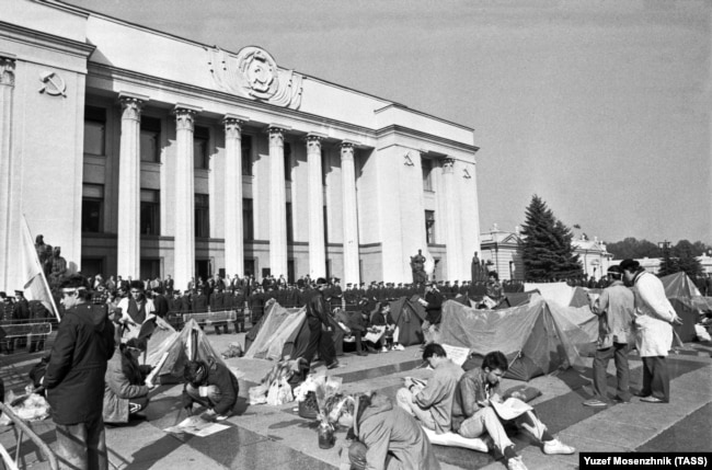 Революція на граніті. Частина голодуючих студентів перемістилася із тодішньої площі Жовтневої революції до будівлі Верховної Ради України, де також встановили намети