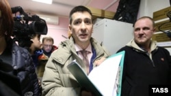 Yoga teacher Dmitry Ugay (center) appears in court in St. Petersburg on January 9.
