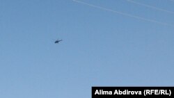 В небе близ Актобе кружит вертолет. Иллюстративное фото.