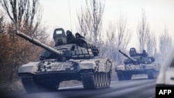 Ukraine -- A column of tanks drive from a rebel-territory to Donetsk near the eastern town of Shakhtarsk, November 10, 2014