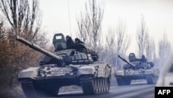 Şaxtyorsk şəhərinin yaxınlığında tanklar