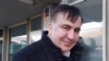 Саакашвили у входа в миграционную службу Нидерландов
