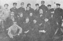 Микола Міхновський (другий ряд, перший праворуч) серед прибічників у Харкові