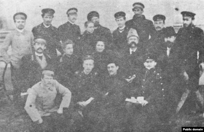 Микола Міхновський (другий ряд, перший праворуч) серед прибічників у Харкові