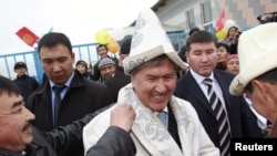 Saýlawlarda ýurduň aram garaýyşly premýer-ministri, 55 ýaşly Almazbek Atambaýew prezident saýlandy.