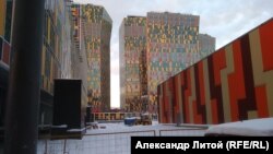 Жилой комплекс Sky House в Москве обнесен забором