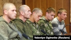 Російські військовослужбовці, які були затримані в Україні, під час прес-конференції у Києві, 27 серпня 2014 року