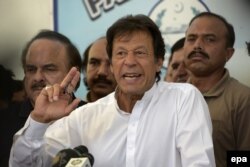 د تحریک انصاف مشر عمران خان وايي د پاناما اسناد ښايي چې د وزیراعظم کورنۍ له هیواده بهر پټې شتمنۍ لري.